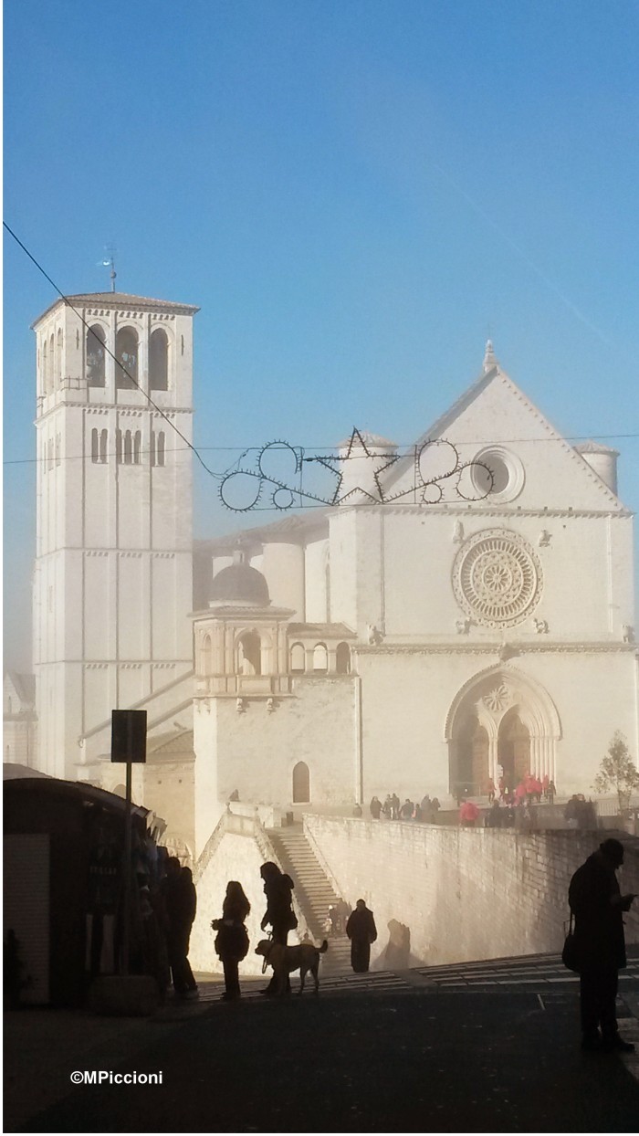 Assisi nella nebbia dicembre 2014 (4).jpg